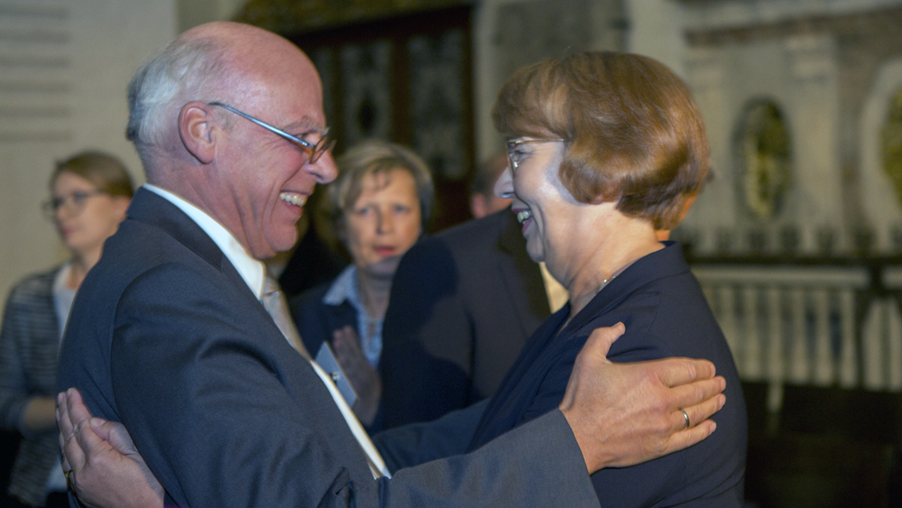 Gerhad Ulrich gratuliert im September 2018 seiner gewählten Nachfolgerin, der kommenden Landesbischöfin Kristina Kühnbaum-Schmidt