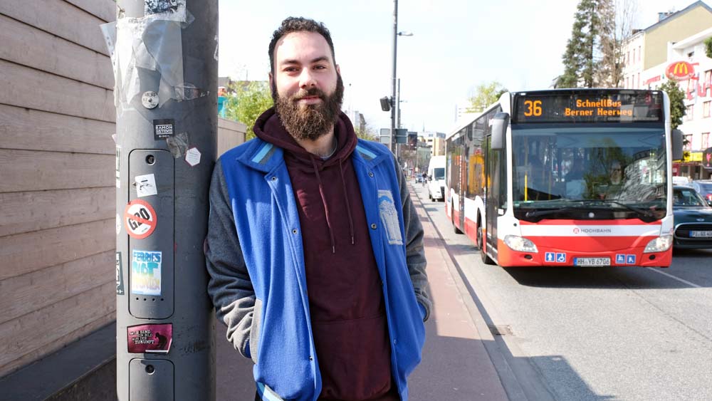 Dominik Bloh sammelt Spenden für einen Bus, in dem Obdachlose duschen können