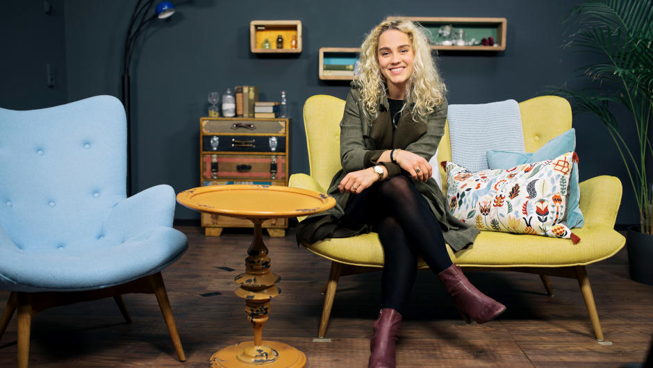 Die 19-jährige Jana Highholder ist das Gesicht des Youtube-Kanals "Jana". In dem Experiment der Evangelischen Kirche von Deutschland (EKD) spricht die Youtuberin mit anderen jungen Menschen über den Glauben und das Leben.