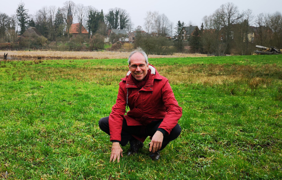 Pastor Arnd Heling ist stolz auf den Naturerlebnisraum seiner Kirchengemeinde. Mit der Fotoaktion soll er noch bekannter werden.