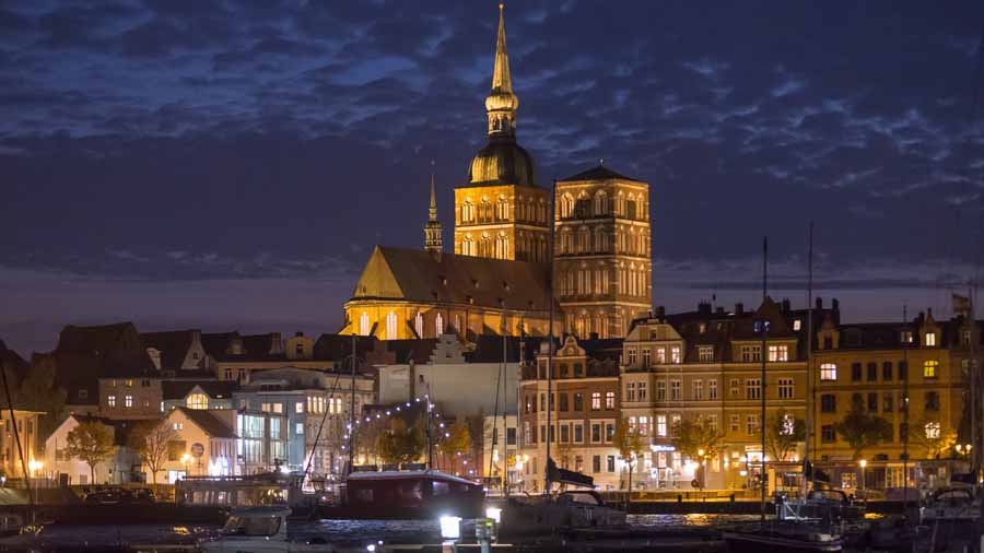 Die Nikolaikirche von Stralsund bei Nacht