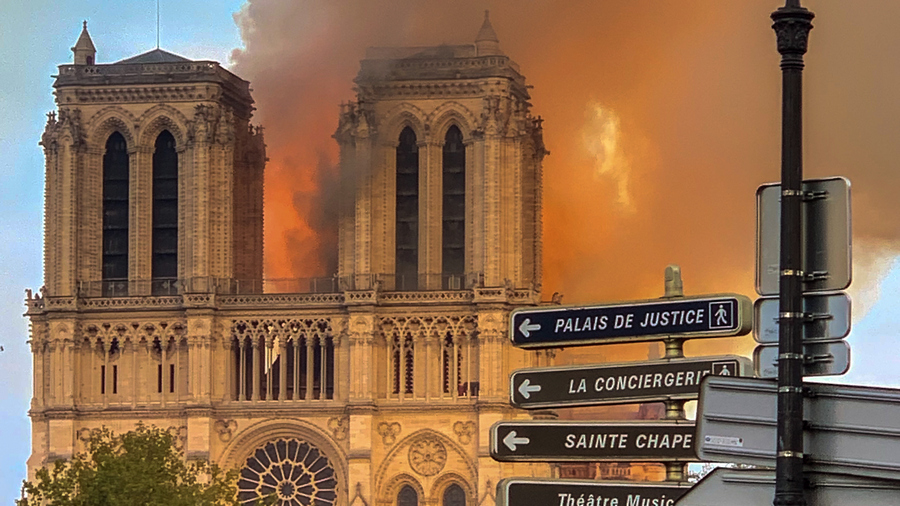 Die Pariser Kathedrale Notre-Dame in Flammen