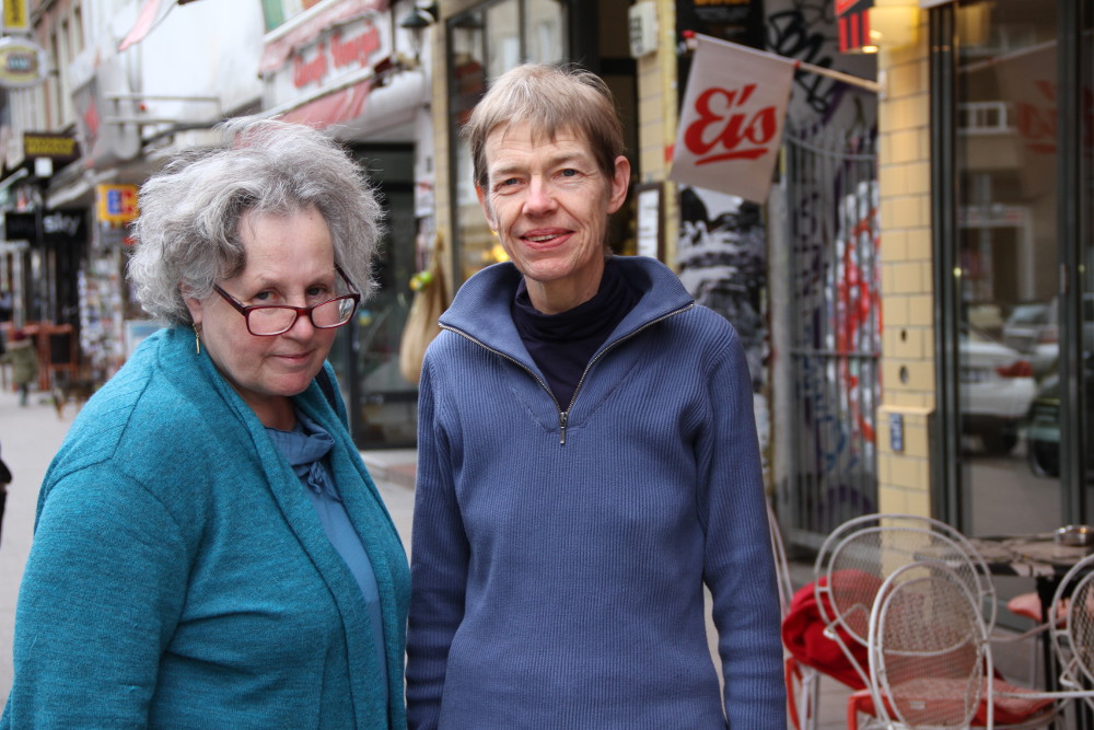 Waltraud Waidelich (l.) und Kerstin Montanus fordern einen faieren Lohn für Arbeiterinnen in der Textilindustrie.