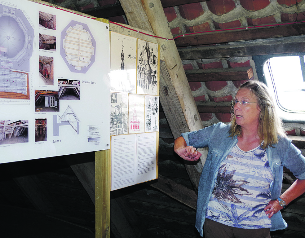 Christina Reimann zeigt den Besuchern gern "ihre" Kirche und den besonderen Turm. Charmant vermittelt sie Wissenswertes, etwa über die Glocken, die nach dem Brand 1659 neu gegossen wurden.