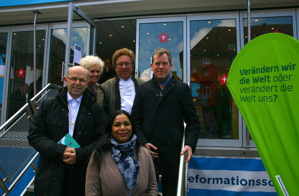 Bischof Gothart Magaard, Ingrid Meinelt als Dorothea Catharina, Achim Schlufter als Asmus Bremer, OB, Ulf Kämpfer (v.l.) und Pastorin Anupama Hial aus Indien (vorne) am Reformations-Truck.