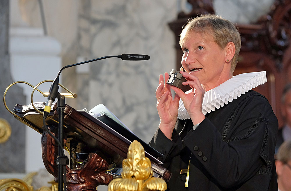 Dass der 1. Mai auf einen Sonntag fällt, stärke "die Brücke zwischen kirchlichen und gewerkschaftlichen Anliegen", so Hamburgs Bischöfin Kirsten Fehrs, hier beim 32. Motorradtreffen im Michel im Juni letzten Jahres