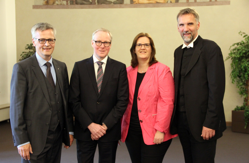 Die Diakonie-Vorstände Uwe K Kollmann (v. l.) und Thomas Feld begrüßten gemeinsam mit Bischof Jan Janssen (rechts) Gastrednerin Kerstin Griese