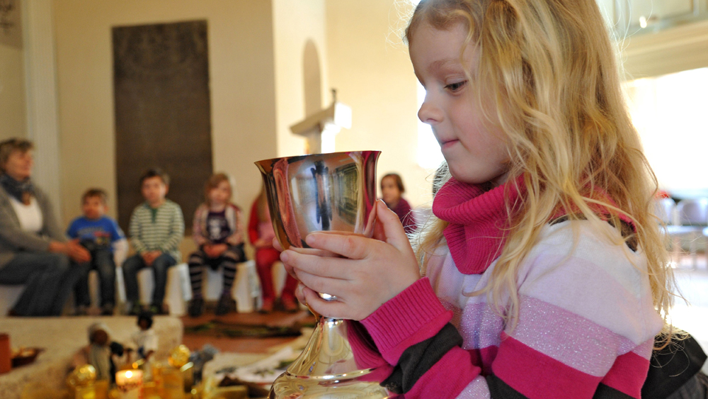 Kinder beim Abendmahl, hier in Knesebeck (Niedersachsen)