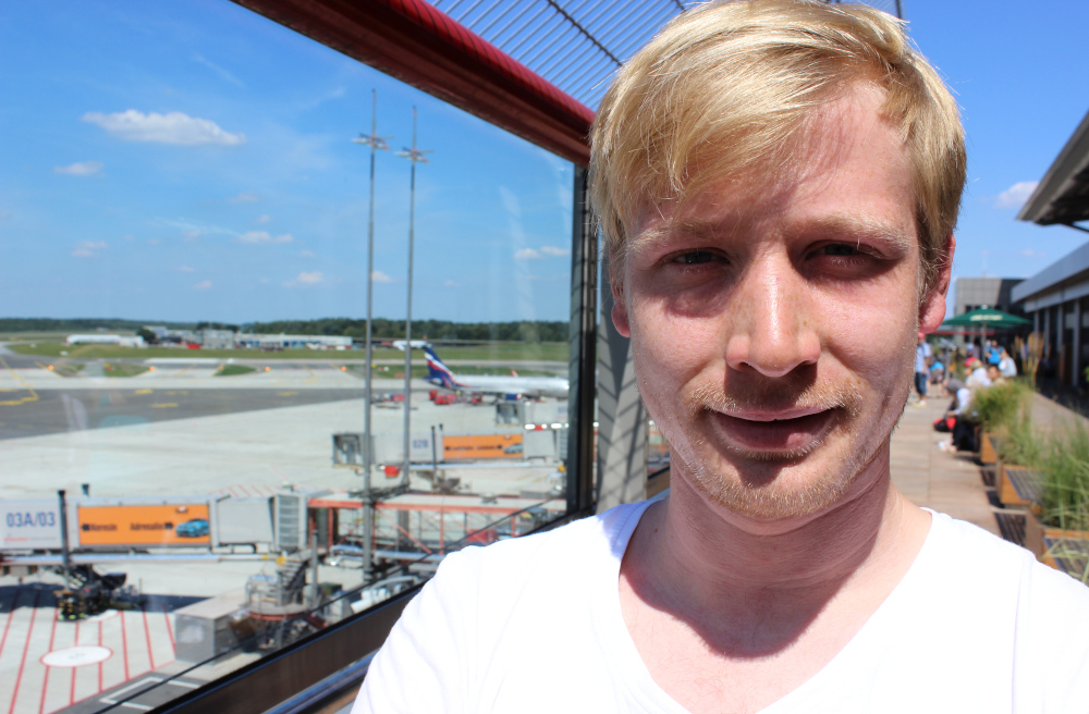 Auf der Aussichtsterrasse des Hamburg Airport steht Felix Wieneke. Der Abschiebe-Beobachter engagiert sich bis zur letzten Kontrolle um die Flüchtlinge, die von hier aus abgeschoben werden.