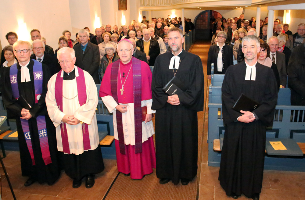 Gemeinsamer Gottesdienst: Kreispfarrer Bertram Althausen, Pfarrer Hubert von der Heide, Bischof Jan Janssen, Weihbischof Heinrich Timmerevers und Pfarrer Stephan Meyer-Schürg