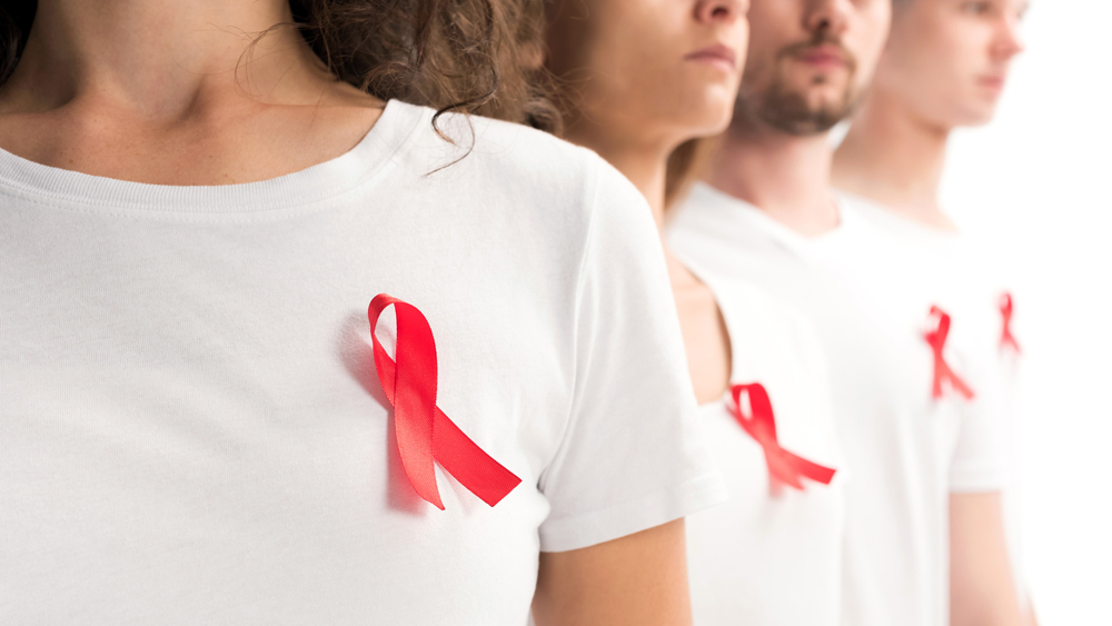 Die rote Schleife gilt weltweit als Symbol der Solidarität mit HIV-Infizierten
