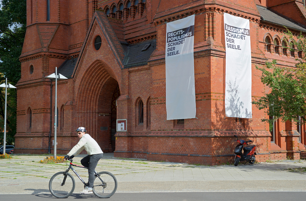 Vor der Bundestagswahl bezogen mehrere Kirchen mit Plakaten wie hier in Berlin Stellung