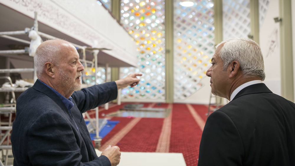 Im Gespräch: Daniel Abdin, Vorsitzender der islamischen Al-Nour-Gemeinde (r.), und der ehemalige Pastor der Kapernaumkirche, Wolfgang Weißbach