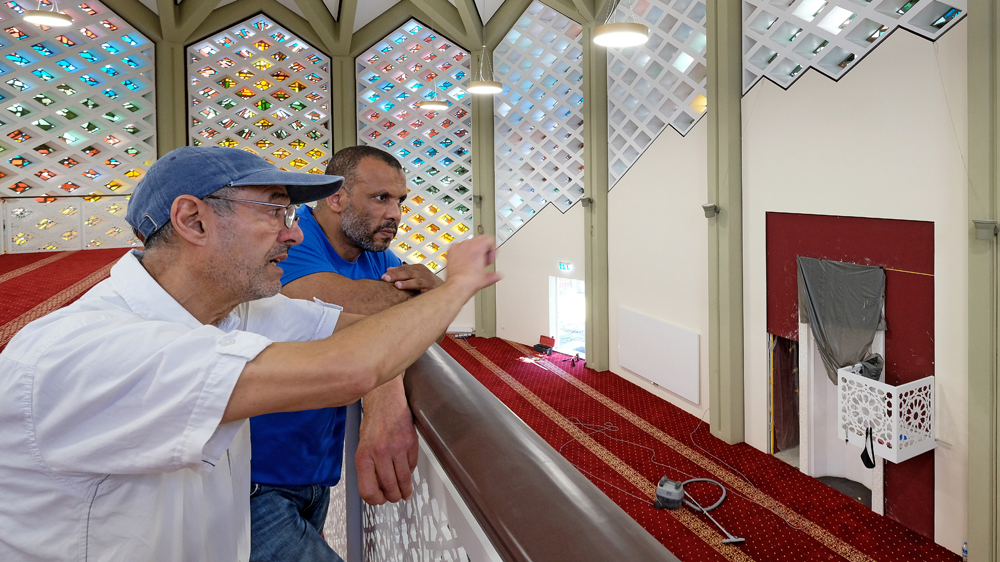 In der neuen Moschee: Kalligraph Idris Azougaye (li.) und Vorstandsmitglied Abdellah Benhammou