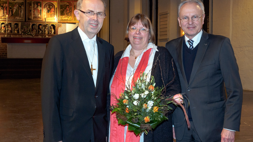 Kurz nach der Wahl: Pröpstin Almut Witt mit Bischof Gothart Magaard (li.) und Synodenpräses Michael Rapp