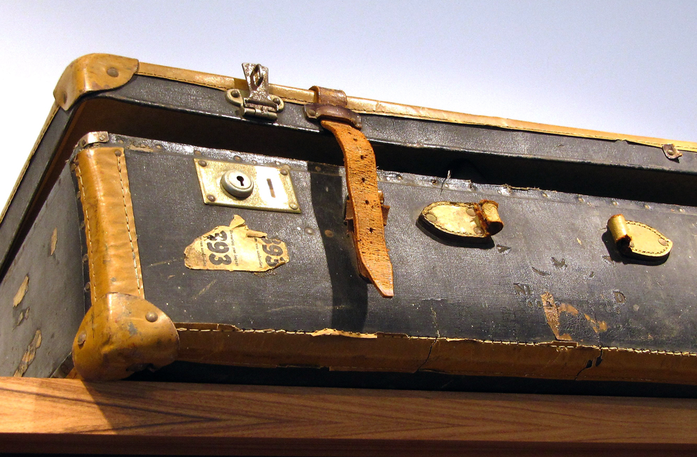 Aus alten Koffern holen die Ehrenamtlichen die Erinnerungen (Symbolbild)