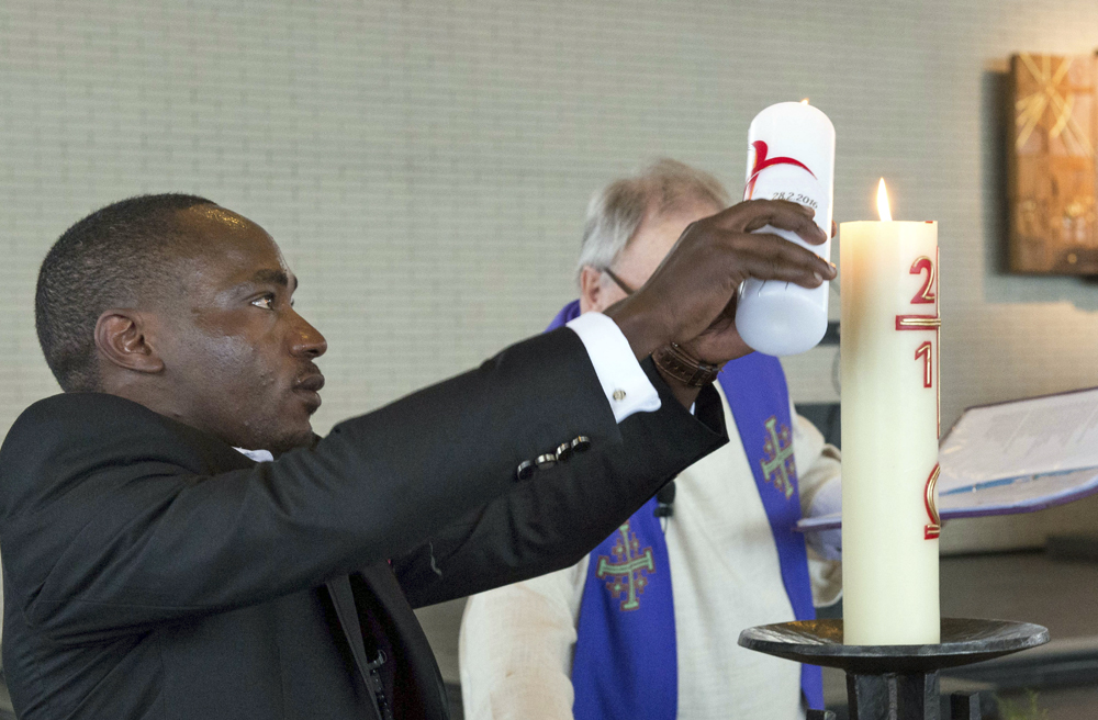 Flüchtlinge sollen mit dem Buch besser in Gottesdienste eingebunden werden (Symbolbild)