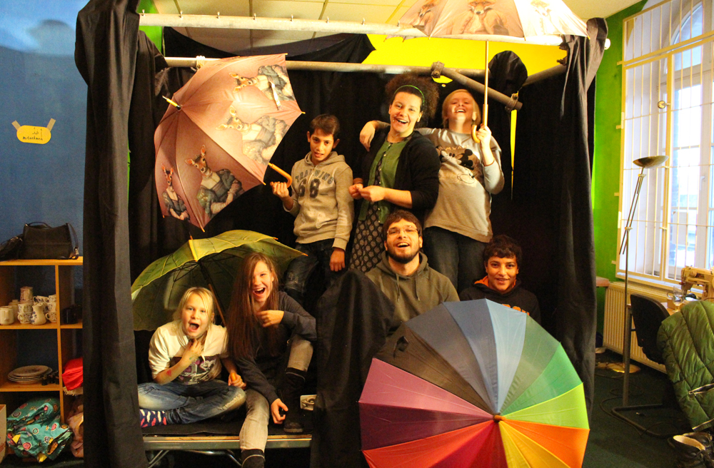 „Hatschiater“ heißt die Theatergruppe, die hier mit Anna Rjabof und Gunnar Fasold im Demokratiebahnhof probt