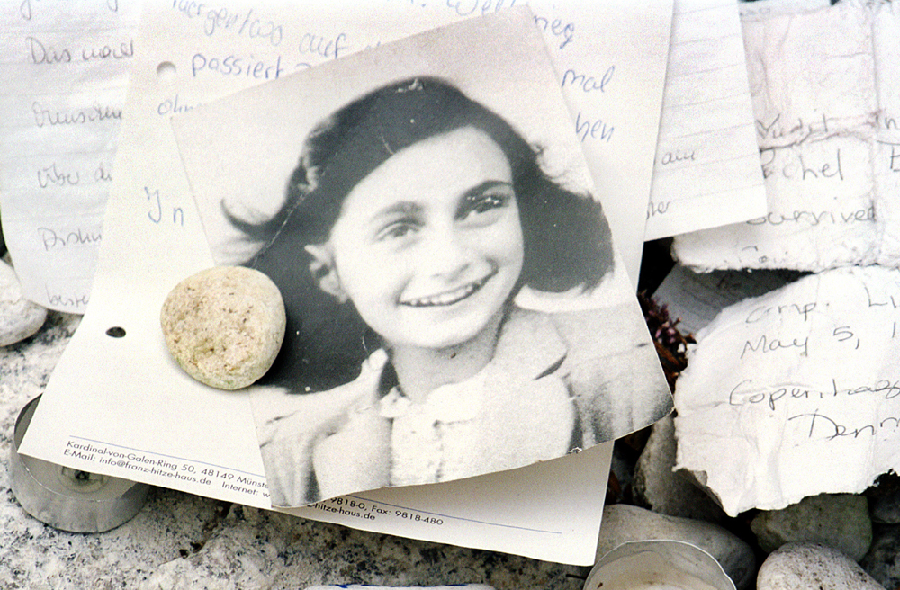 Foto von Anne Frank am Mahnmal im ehemaligen Konzentrationslager Bergen-Belsen bei Celle