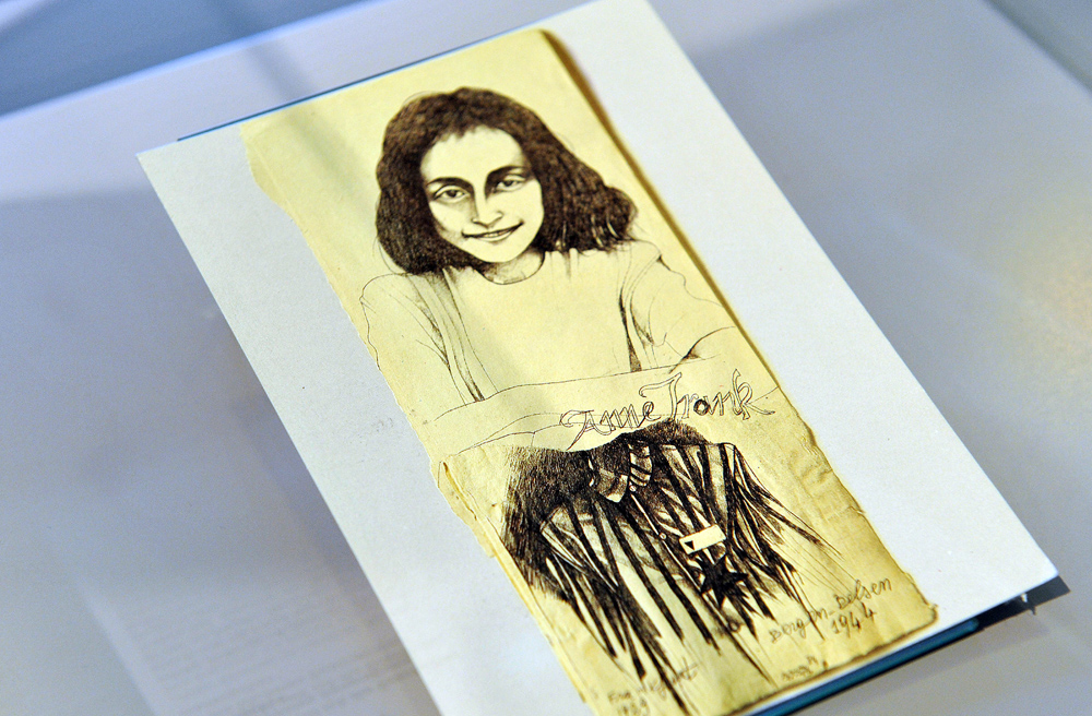 Postkarte mit einem Porträt von Anne Frank, die der Überlebende Shaul Ladany entworfen hat