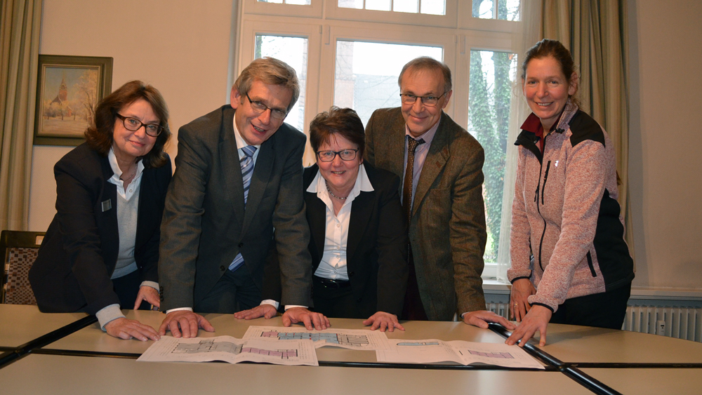 Beim Studium der Baupläne (v.l.): Constanze von Wildenradt, Heinrich Deicke (beide Diakonie Altholstein), Pastorin Angelika Doege-Baden-Rühlmann (Anscharkirchengemeinde) und Propst Stefan Block und Beate Jentzen (Kirchengemeinderat)