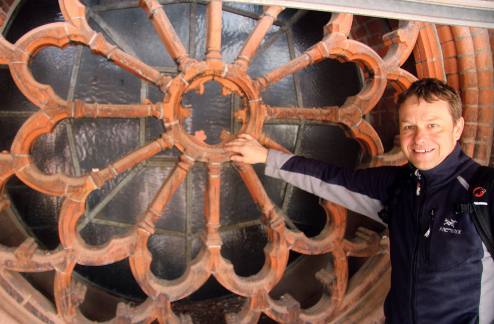 Auch die Rosette an den Turmfenstern hat gelitten. Architekt Wolfgang von Reitzenstein zeigt die schadhaften Stellen