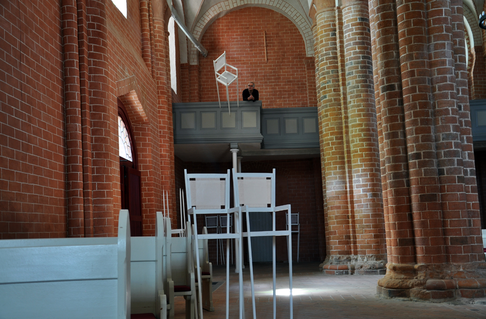 Zerbrechlich sind die Stühle der Macht, die Matthias Kempendorf in der Gadebuscher Kirche verteilt hat