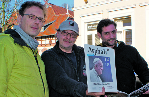 Redaktionsleiter Volker Macke (v.l.), Straßenverkäufer Olaf S. und Geschäftsführer Reent Stade mit neuem Asphalt-Magazin