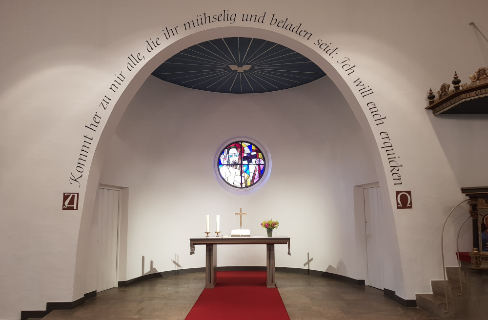 Der Innenraum der Autobahnkirche in Exter ist hell und klar gestaltet.
