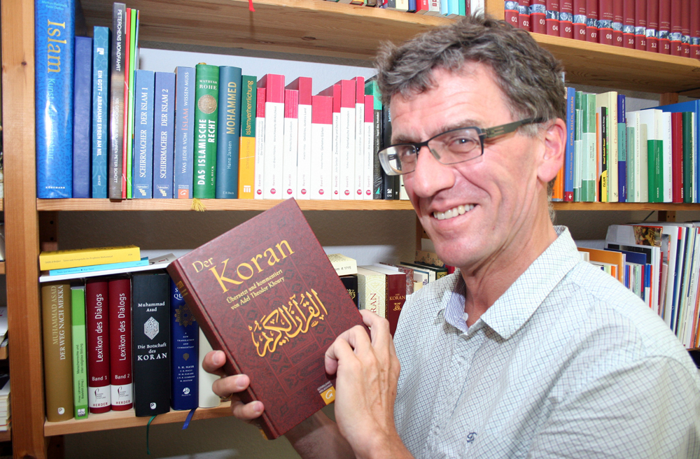 Pastor Axel Matyba blättert im Koran