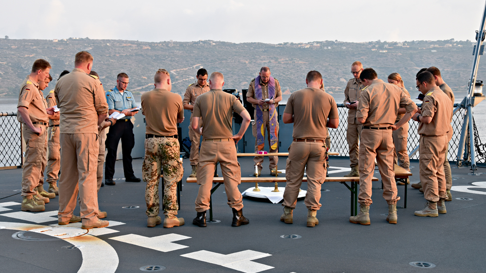 Gottesdienst an Deck: Die Soldaten versammeln sich um Militärpfarrer Christoph Sommer