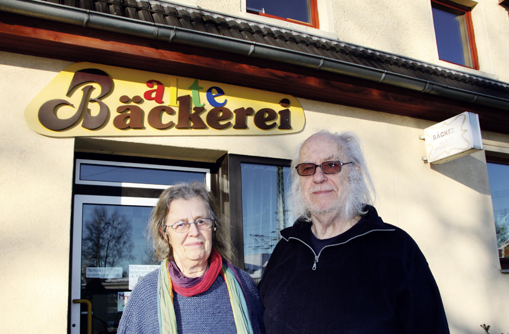 Dorothea und Heinz Wenzel vor der „Alten Bäckerei“