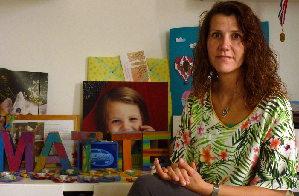 Marzia P. im Zimmer ihres Sohnes Matteo, der bei dem Unfall im Mai 2015 ums Leben kam