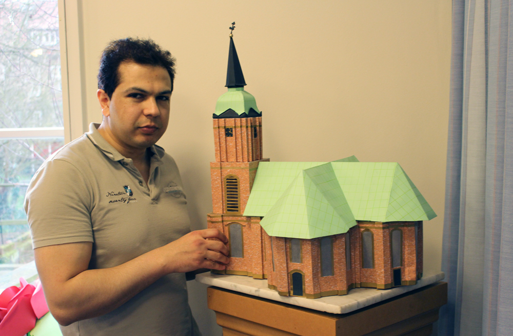 Ali Qasemi macht beim Bastelkreis in Schwerin mit