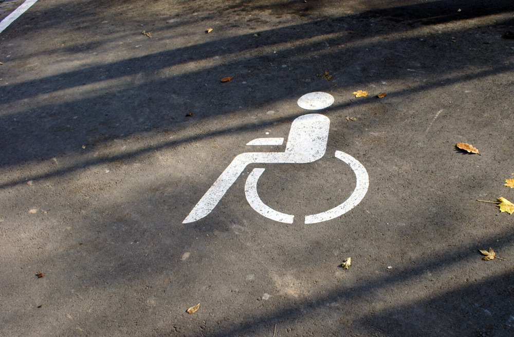 Ziemlich eindeutig: Dies ist ein Behindertenparkplatz