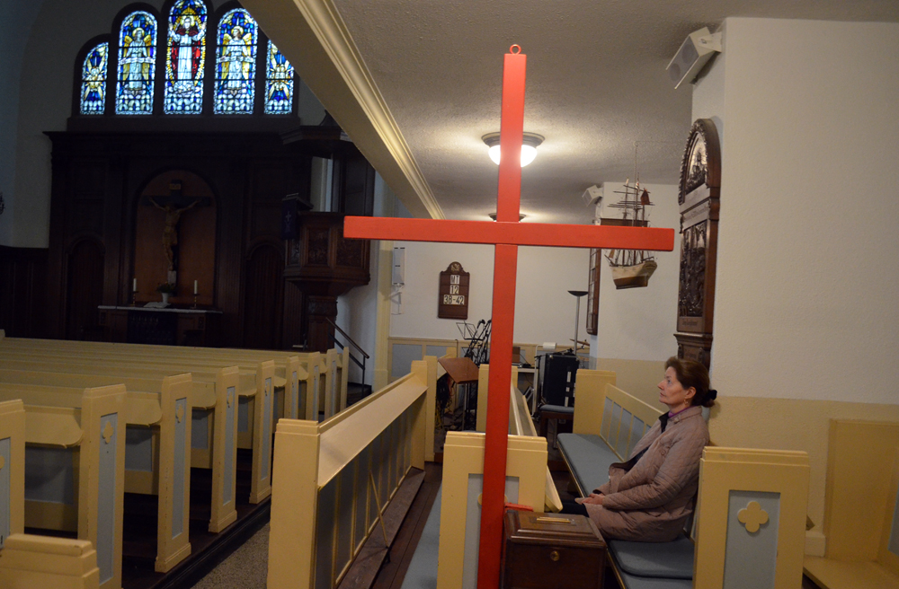 Pastorin Friedburg Gerlach mit dem Beichtkreuz