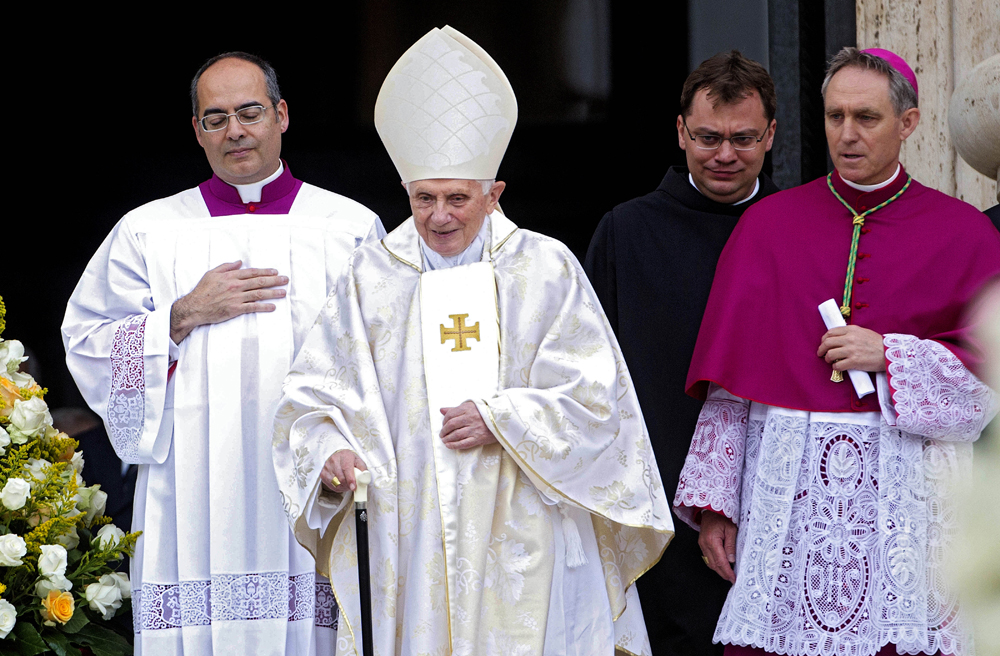 Papst Benedikt XVI. im April 2014 auf dem Petersplatz bei der Heiligsprechung der Päpste Johannes Paul II. und Johannes XXIII.