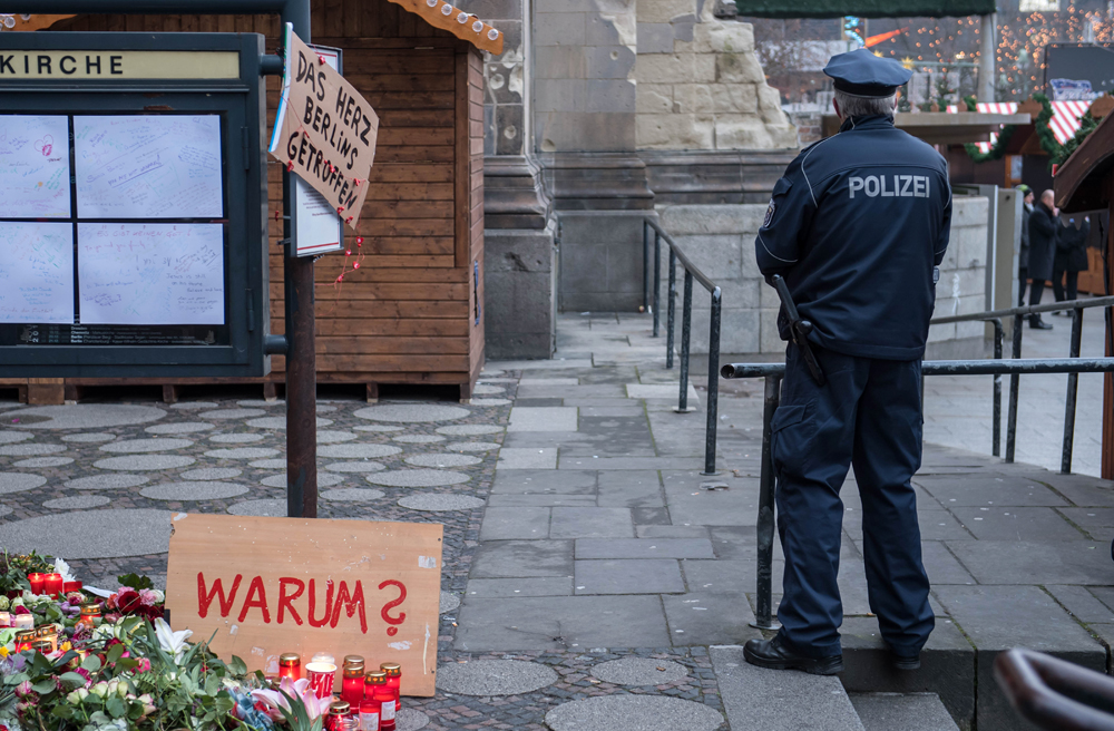 Am Ort des Anschlags haben die Menschen Blumen niedergelegt und Kerzen angezündet