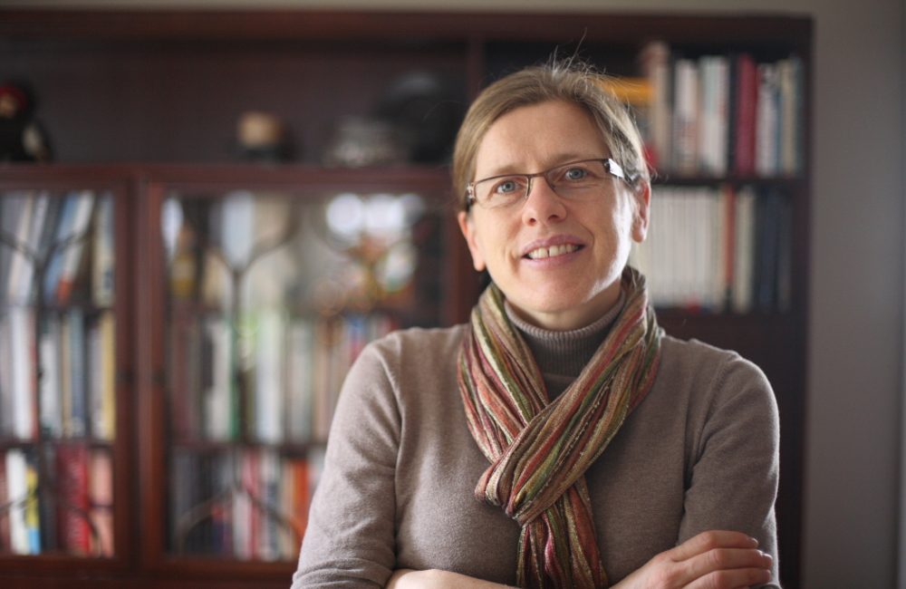 Betty Pries leitet ein Beratungsunternehmen, das sich auf Mediation und Konfliktlösung im kirchlichen Bereich spezialisiert.