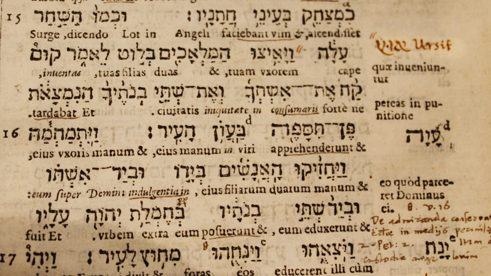 Blick in die hebräische Bibel mit ihren Übersetzungen