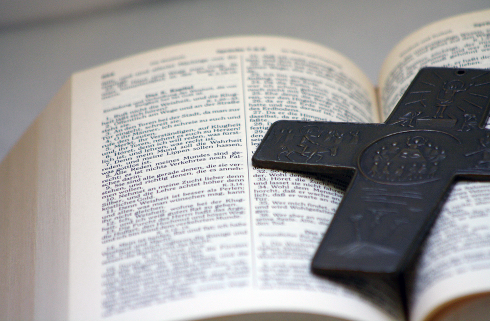 Aus der Bibel wird in der Hamburger St. Gertrud-Gemeinde vorgelesen