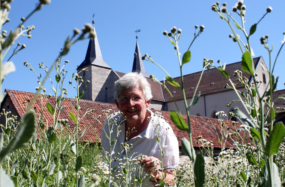 Elke Stern in ihrem Bibelgarten