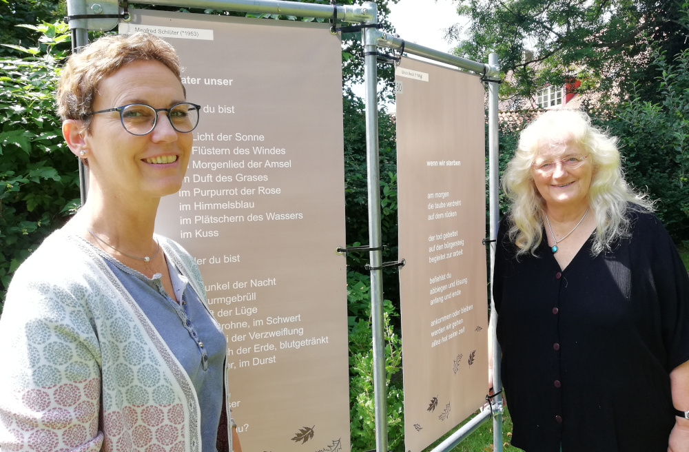 Laden in den Bibelgarten ein: Initiatorin Annette Oellerking (l.) und Pastorin Gisela Andresen.