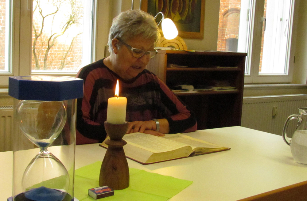 In Güstrow wird aus der Bibel gelesen, bis die Sanduhr abläuft