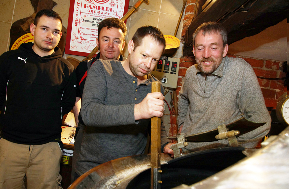 Bier-Selig (v.l.): Brauereigeselle Florian Wirth, Heiner Busche, Braumeister Stefan Beck vom Wismarer Brauhaus sowie Pastor Roger Thomas