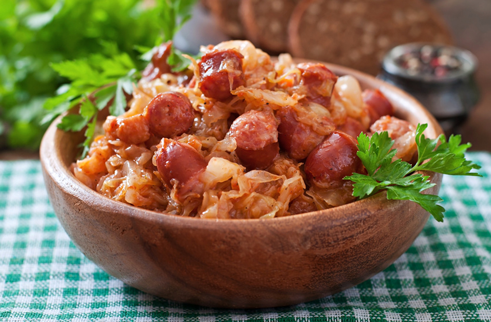 Auch ein Rezept für Bigos, einen polnischen Krauteintopf, steht im Buch