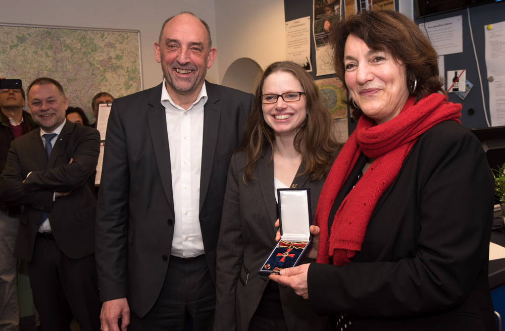 Ausgezeichnet:Birgit Müller (re.) mit Ex-Senator Detlef Scheele und Sozialsenatorin Melanie Leonhard