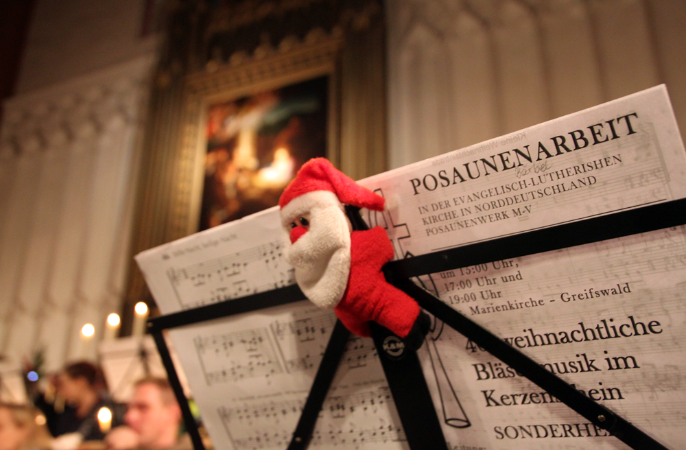 Sogar die Notenblätter der Musiker sind weihnachtlich geschmückt