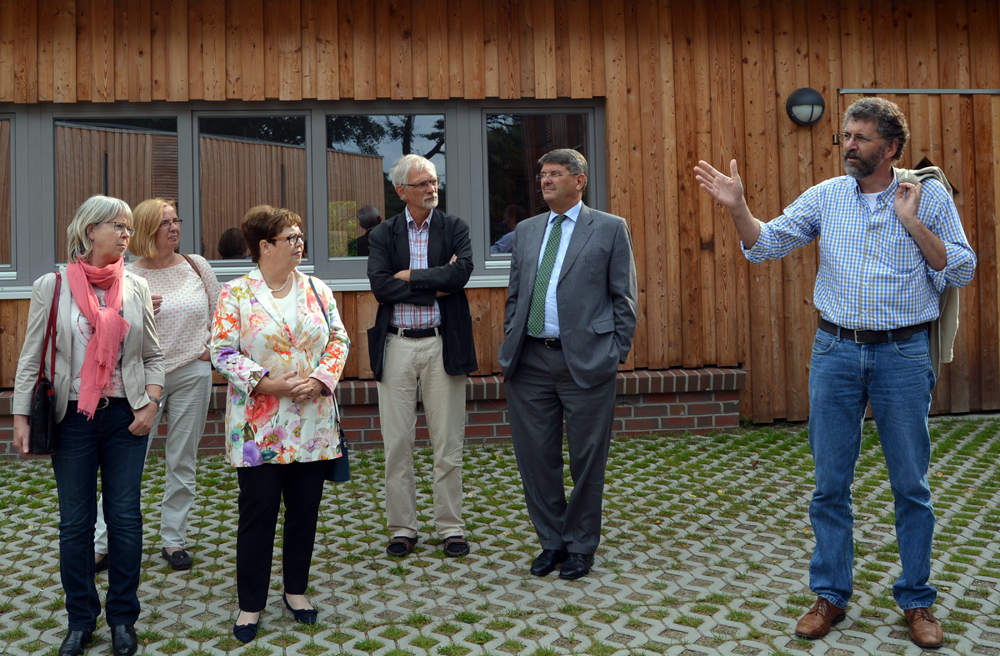 Klaus Bitter, Fachbereichsleiter Hochbau im Oberkirchenrat (rechts), erläutert den Besuchern die Baufortschritte