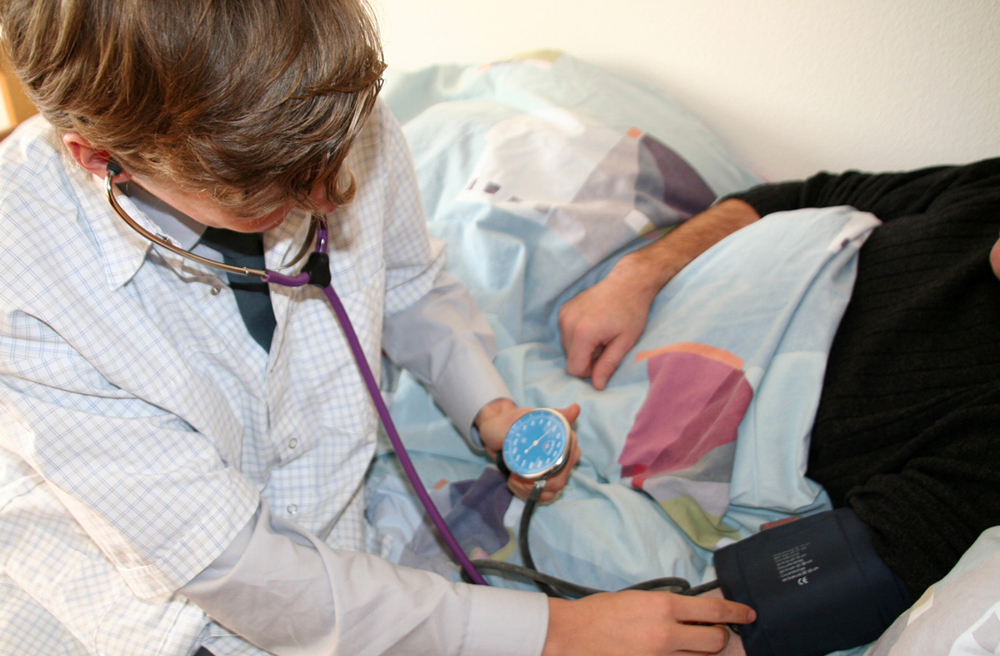 Gut versorgt: Ein Arzt misst den Blutdruck eines Patienten (Symbolbild)